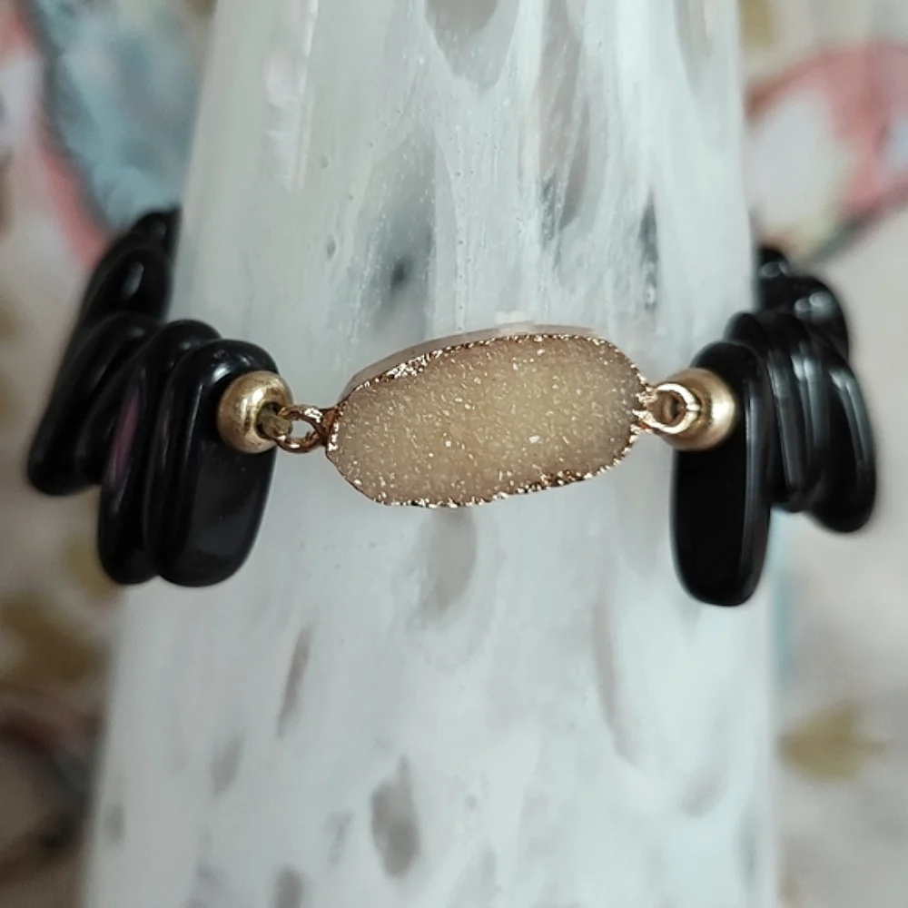 Plunder Black Smooth Tumbled Stone Cream Druzy Gold Tone Stretch Bracelet EUC